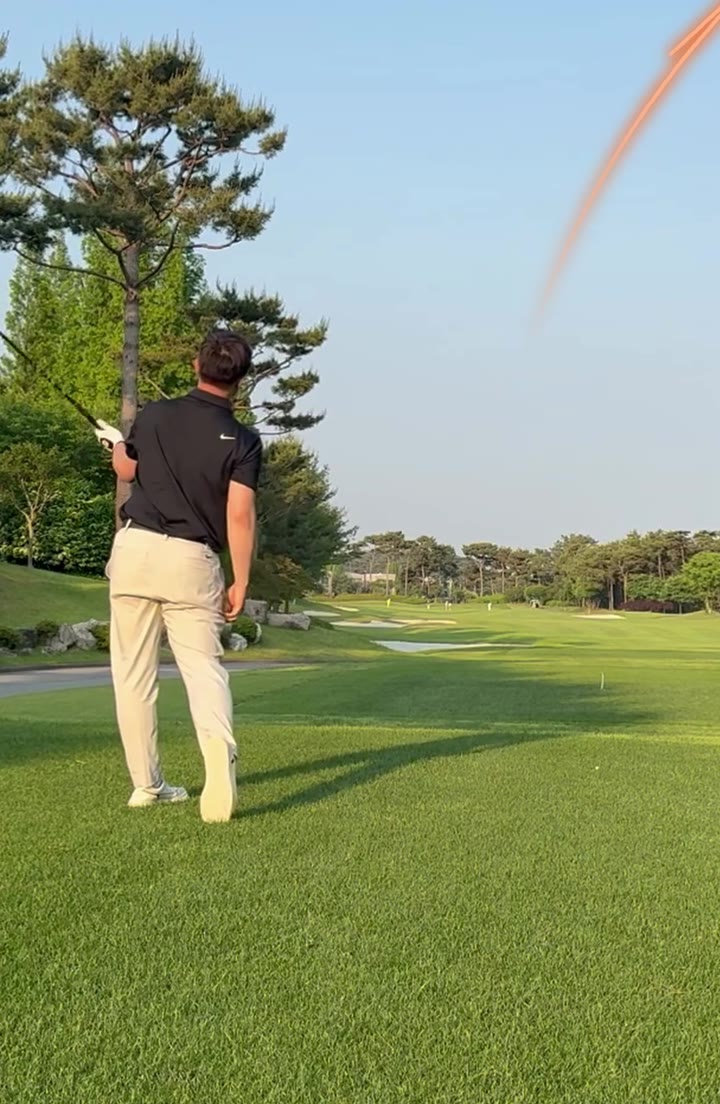 페어웨이 위 골프 샷과 주황색 궤적